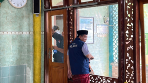 Kerja Bakti Membersihkan Masjid Pamekasan